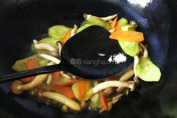 黄瓜胡萝卜炒蟹味菇的做法图解6