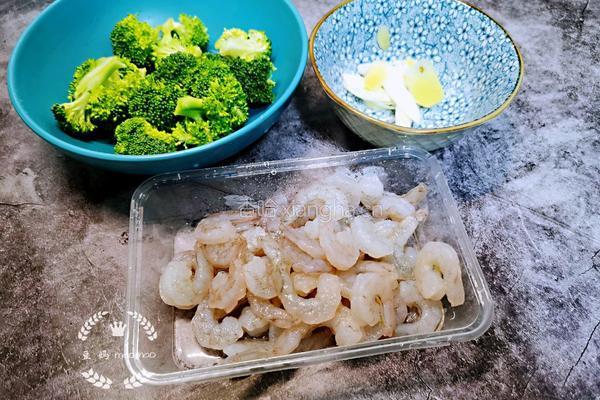 西兰花蒸虾仁的做法图解1
