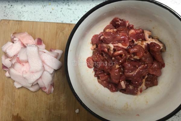 辣椒炒肉的做法图解1