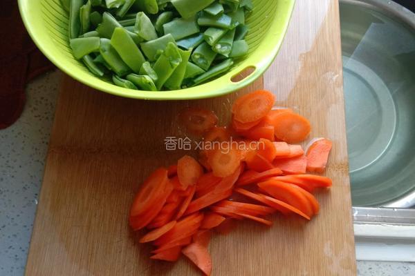 胡萝卜炒刀豆的做法图解1