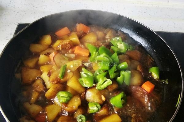 土豆胡萝卜烧茄子的做法图解6
