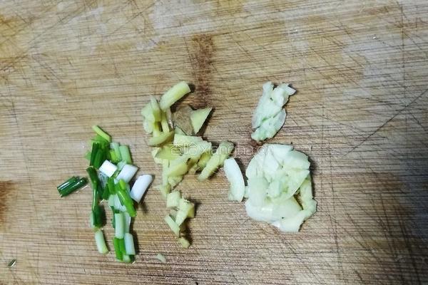 海鲜菇炒青菜的做法图解3