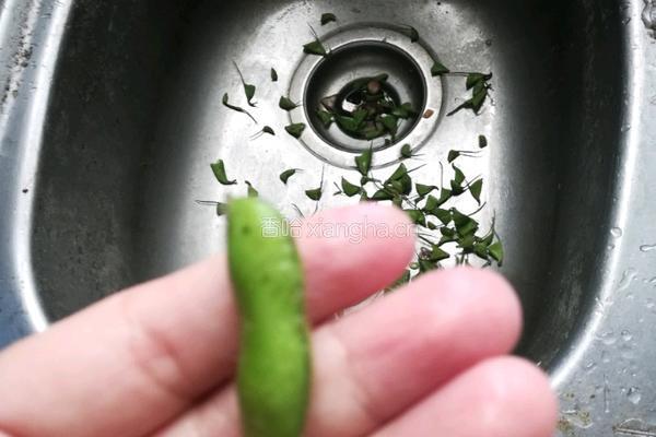 水煮毛豆的做法图解1