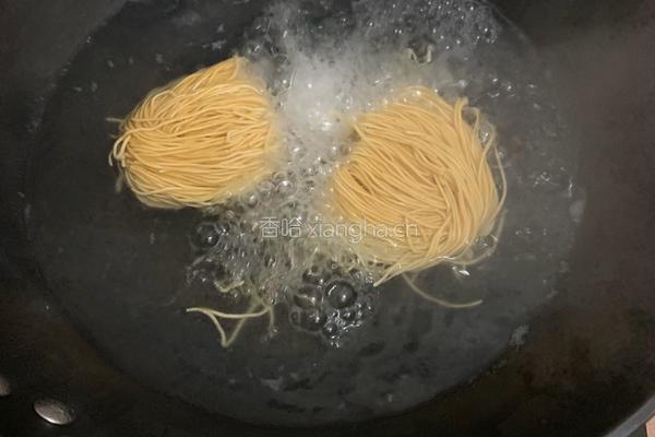 西红柿鸡蛋拌面的做法图解1