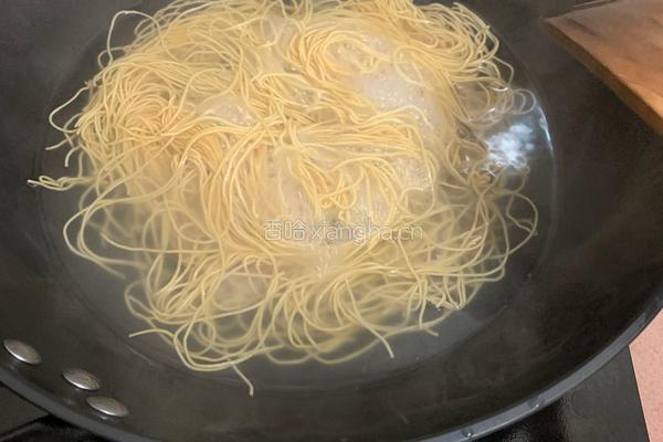 西红柿鸡蛋拌面的做法图解2