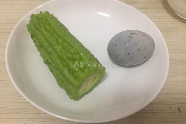 松花苦瓜汤的做法图解1