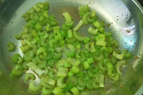 芹菜鸡蛋炒米饭的做法图解3