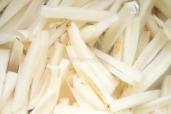 干煸藕条的做法图解2