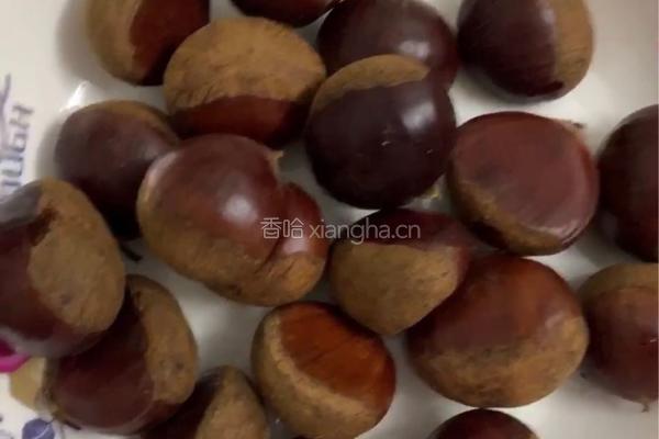 水煮板栗的做法图解1