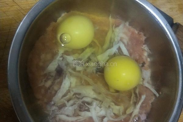 鸡蛋墨鱼肉饼汤的做法图解3