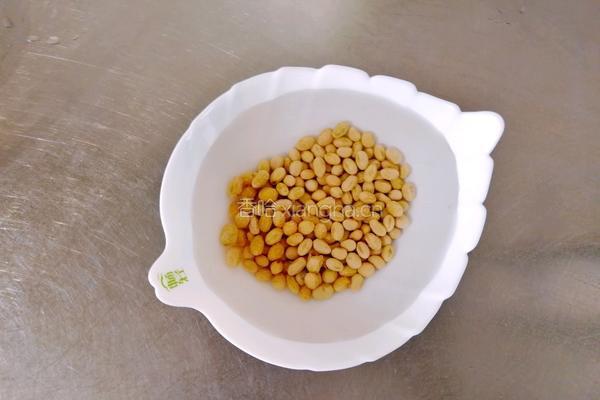 清香顺滑细腻的菊花枸杞豆浆的做法图解2