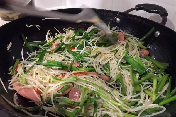 花红柳绿～韭菜豆芽炒鸡蛋的做法图解3