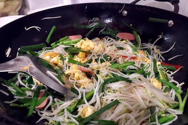 花红柳绿～韭菜豆芽炒鸡蛋的做法图解4