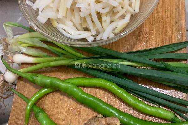 酸笋炒瘦肉的做法图解2
