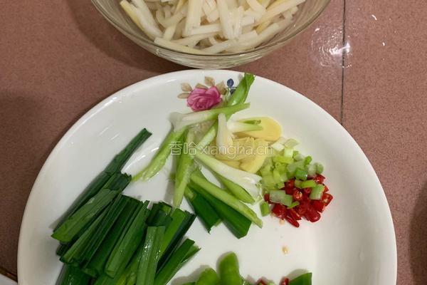 酸笋炒瘦肉的做法图解3
