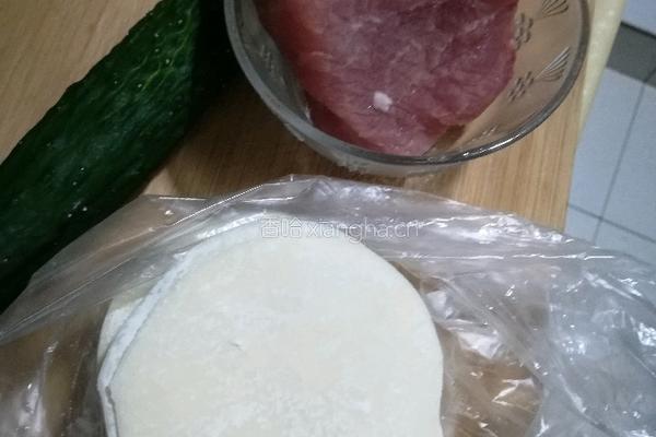 黄瓜肉卷饼的做法图解1