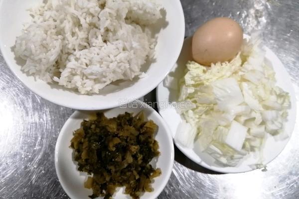 酸菜鸡蛋炒饭的做法图解1
