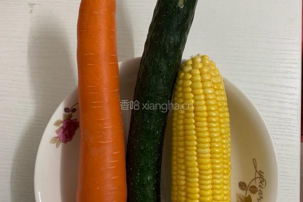 甜玉米炒胡萝卜黄瓜的做法图解1