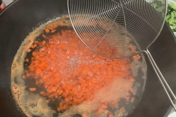 甜玉米炒胡萝卜黄瓜的做法图解3