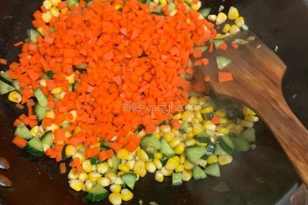 甜玉米炒胡萝卜黄瓜的做法图解6