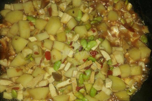 八宝辣酱烩大闸蟹的做法图解1