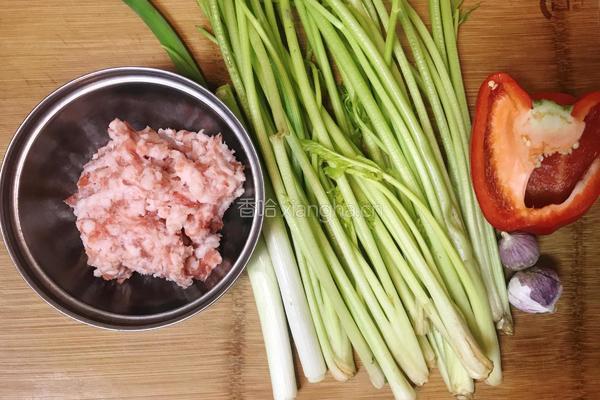 芹菜炒肉末的做法图解1