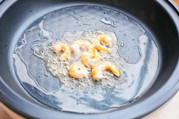 椰香虾仁炒饭的做法图解3