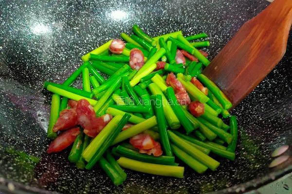 腊肠炒蒜薹的做法图解4