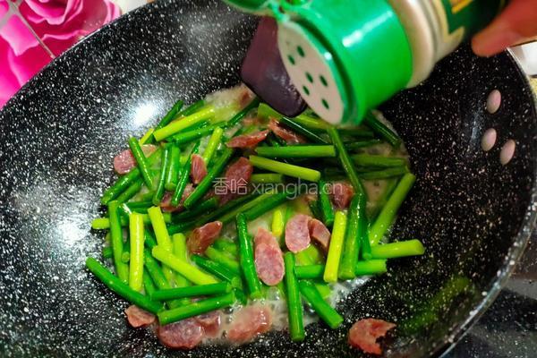 腊肠炒蒜薹的做法图解7
