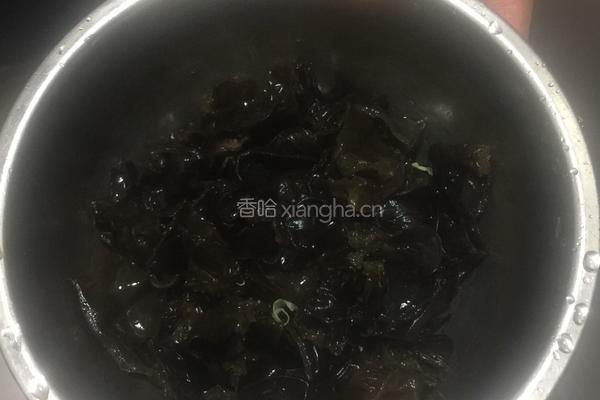 豇豆末鸡蛋木耳炒火腿肠的做法图解1