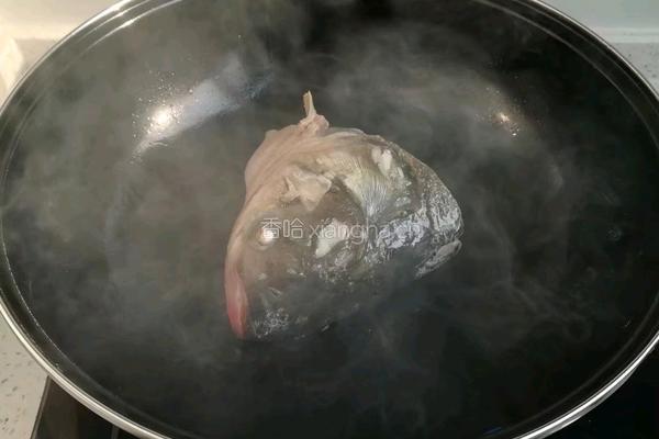 酸菜鱼头的做法图解1