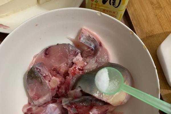鱼头嫩豆腐汤的做法图解1
