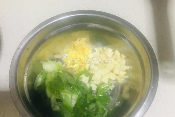 蒜苗回锅肉的做法图解1