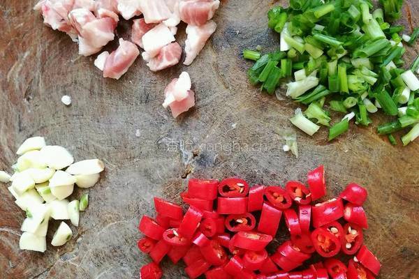 营养全面甜辣好吃的洋葱胡萝卜黄瓜肉丁的做法图解3