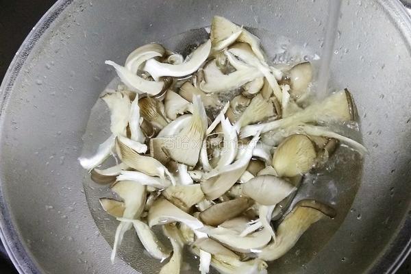 香肠炒平菇的做法图解2