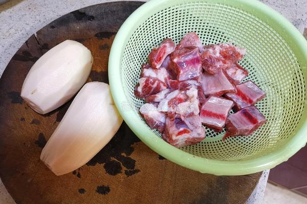 蒸排骨莲藕的做法图解1