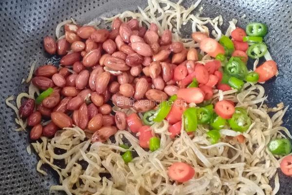 小银鱼炒花生米的做法图解6