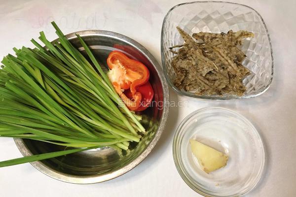 虾菇干炒韭菜的做法图解1