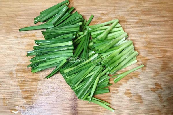 虾菇干炒韭菜的做法图解4