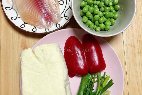 香煎鱼柳焖豆腐的做法图解1