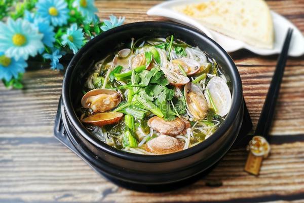 砂锅花甲米线的做法图解11