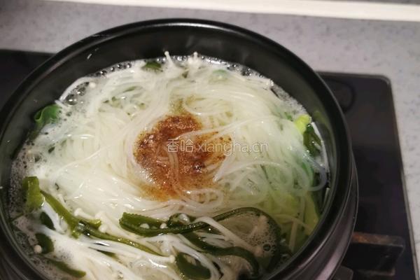 砂锅花甲米线的做法图解6