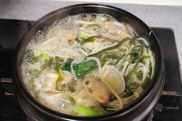 砂锅花甲米线的做法图解8