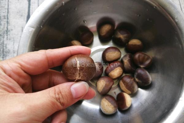 鲜虾烧板栗的做法图解2