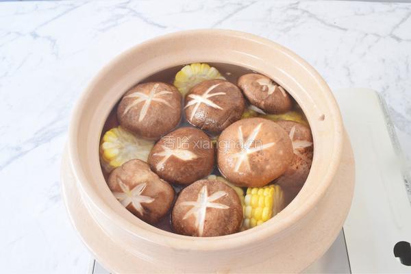 香菇玉米胡萝卜鸡汤的做法图解5