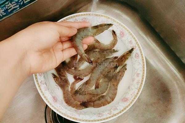 鲜虾白蛤玉米莲藕汤的做法图解3