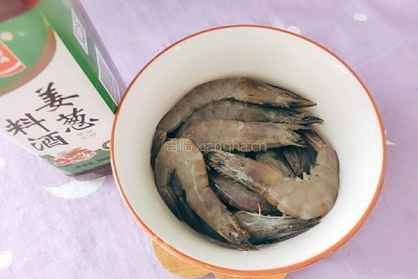 鲜虾白蛤玉米莲藕汤的做法图解4