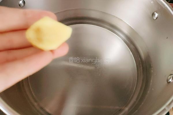 鲜虾白蛤玉米莲藕汤的做法图解5