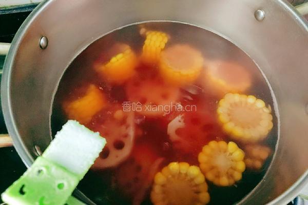 鲜虾白蛤玉米莲藕汤的做法图解11