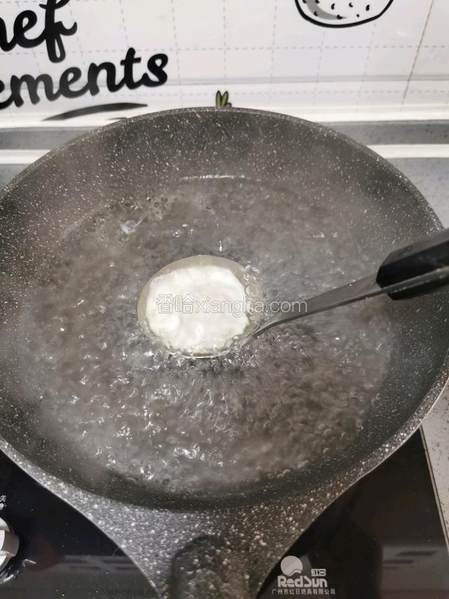 快速下入水中煮至定型，脱模即可
